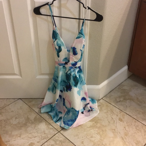 Floral criss-cross back dress with low V cut - Picture 3 of 5